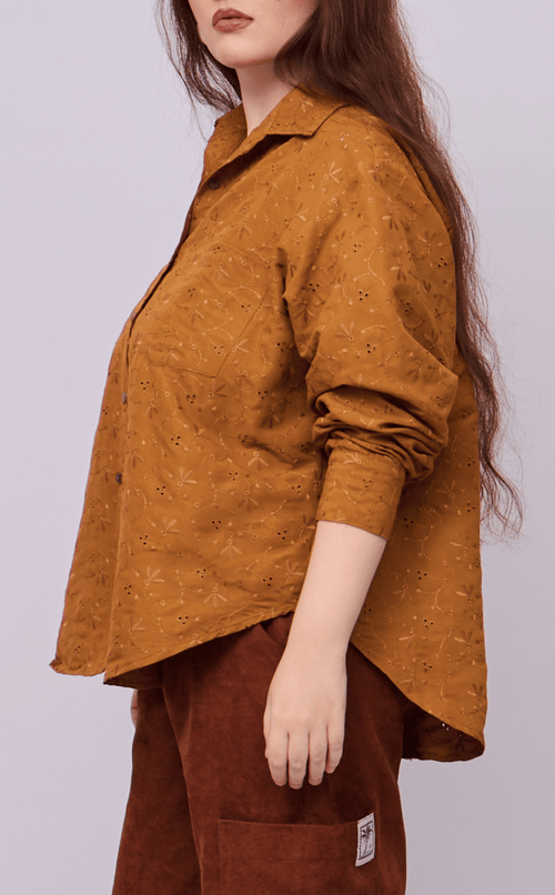 ESCOLTA TOP - CARAMEL EYELET